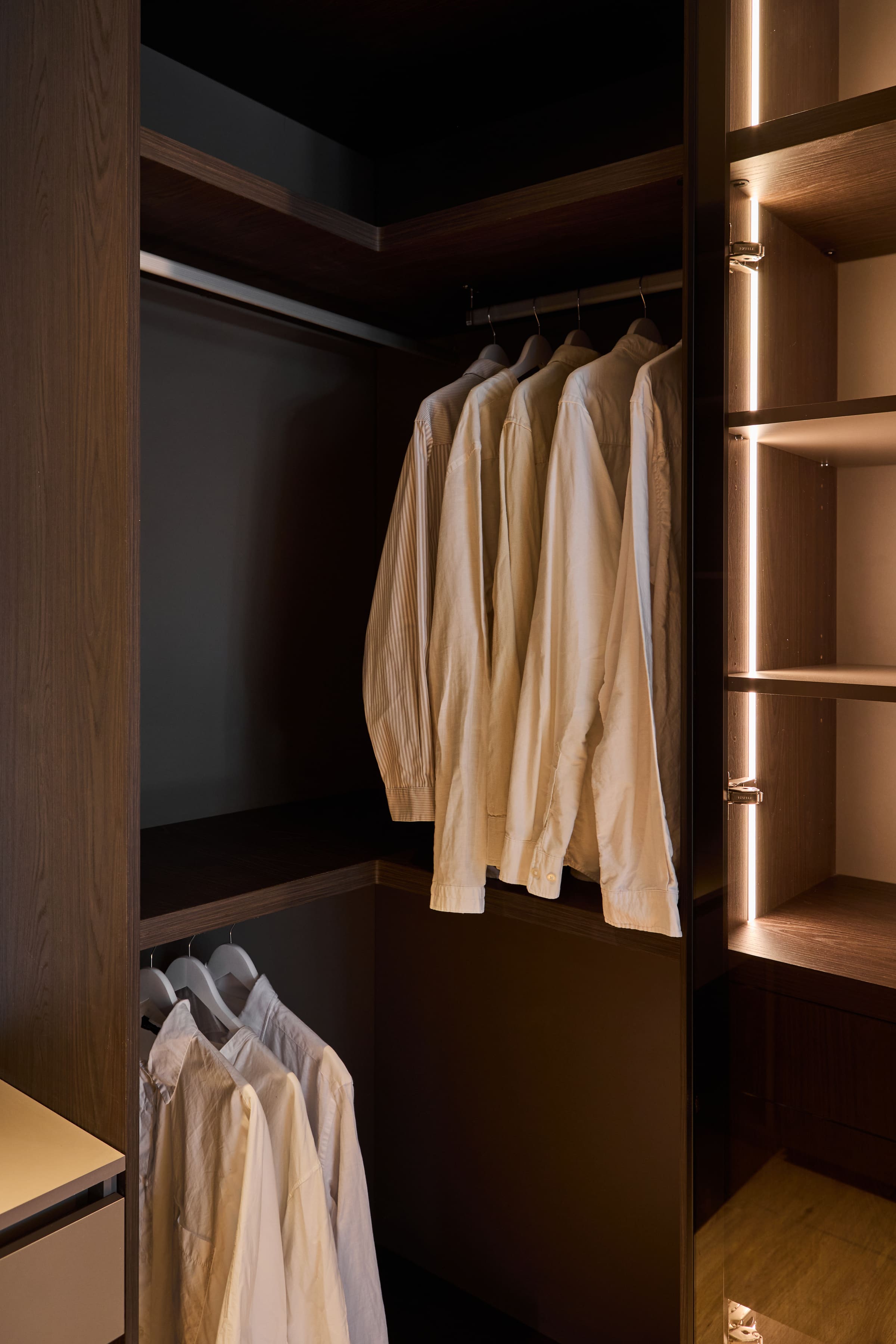 Vestidor Arrimé con iluminación LED integrada