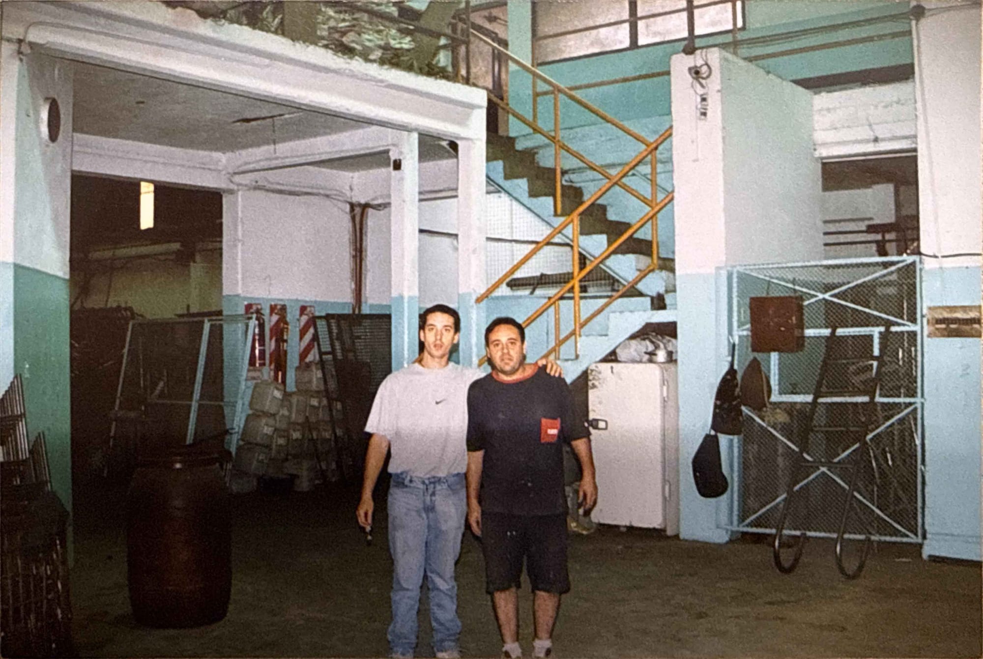 Operarios en el taller de la metalúrgica familiar