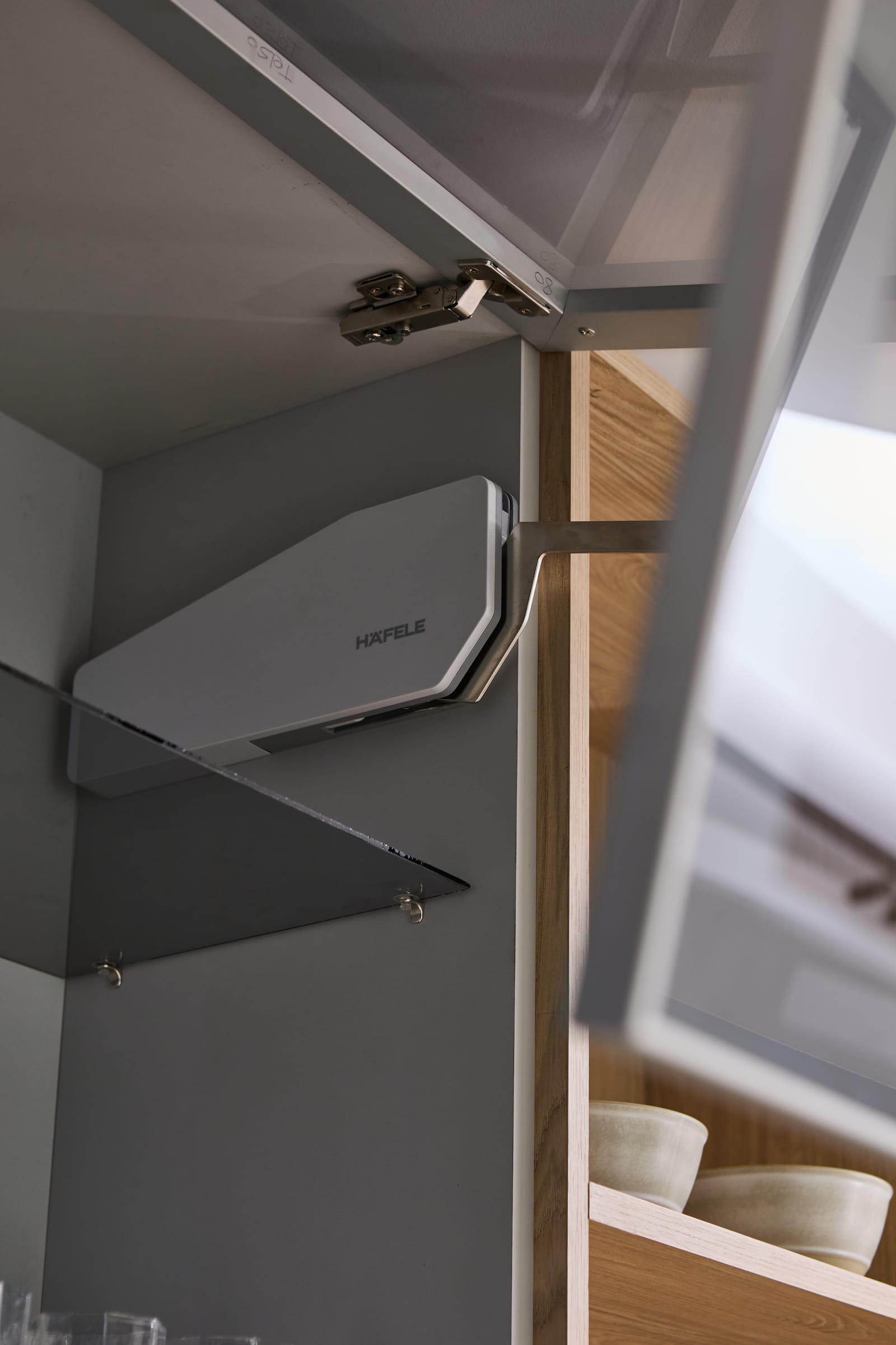 Herraje Häfele en mueble alto
